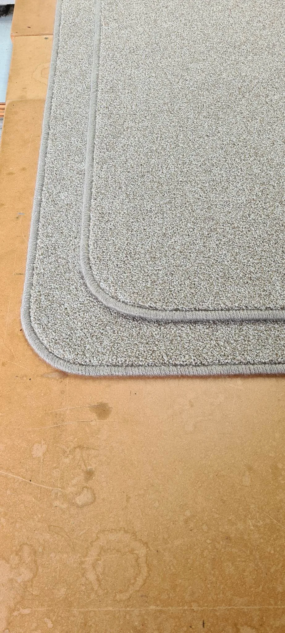 Beige speckled carpet with neatly overlocked rounded corners